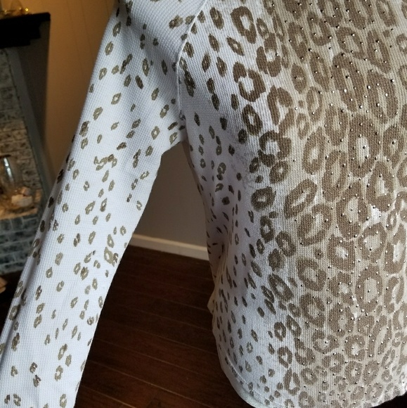 Animal print top with shiny bead design - Picture 3 of 5